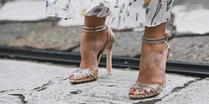 Γυναικεία πόδια με ψηλοτάκουνα