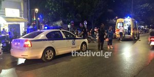 Περιπολικό και ασθενοφόρο έχουν κλείσει τον δρόμο
