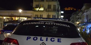 Περιπολικό της αστυνομίας μπροστά σε κτίριο