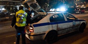Περιπολικό παρκαρισμένο με αστυνομικούς
