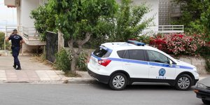 Περιπολικό και αστυνομικός