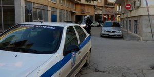 Περιπολικό και αστυνομικοί σε δρόμο
