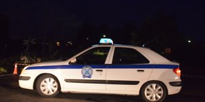 Περιπολικό στον δρόμο τη νύχτα