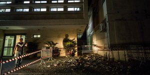 Πέτρες στο έδαφος από επίθεση σε κτίριο