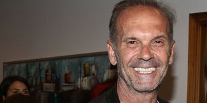 Ο Πέτρος Κωστόπουλος χαμογελαστός