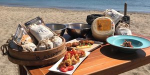 Πιάτα με γραβιέρα Νάξου και φάβα Σχοινούσας