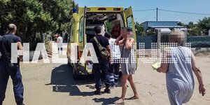 Ασθενοφόρο παραλαμβάνει άτομο και κόσμος γύρω