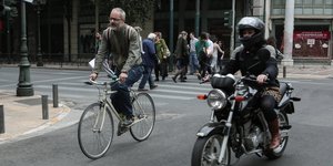 Ενας ποδηλάτης και ένας μηχανόβιος