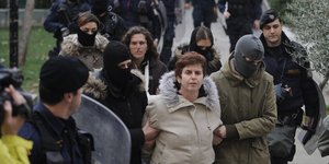 Η Πόλα Ρούπα και η συνεργός της έξω από τα δικαστήρια