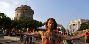 Τhessaloniki Pride γυμνός λευκός πύργος