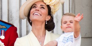 Ο πρίγκιπας Λούις στην πρώτη του εμφάνιση στο μπαλκόνι του παλατιού του Μπάκιγχαμ