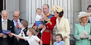 Ο πρίγκιπας Γουίλιαμ κρατά τον Λούις στην αγκαλιά του