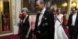 Η Τερέσα Μέι, ο πρίγκιπας Γουίλιαμ και η Κέιτ Μίντλετον περπατούν