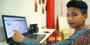 Ο 13χρονος πρόσφυγας που διδάσκει ελληνικά μέσω Facebook