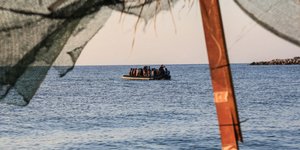Βάρκα γεμάτη πρόσφυγες προσεγγίζει ελληνικό νησί