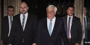 Ο Προκόπης Παυλόπουλος εισέρχεται στη Βουλή  