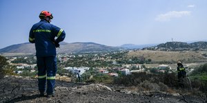 Πυροσβέστης σε λόφο