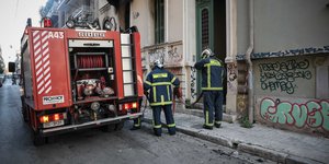 Πυροσβεστικό όχημα και πυροσβέστες έξω από κτίριο