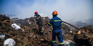 Άνδρες της Πυροσβεστικής σε επιχείρηση κατάσβεση πυρκαγιάς