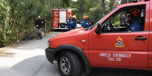 Οχήματα της Πυροσβεστικής με πυροσβέστες