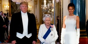 Ντόναλντ Τραμπ, βασίλισσα Ελισάβετ και Μελάνια στο επίσημο δείπνο στο παλάτι του Μπάκιγχαμ