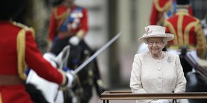 Η βασίλισσα Ελισάβετ χαμογελά