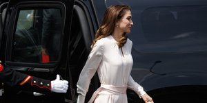 Η βασίλισσα Ράνια με λευκό ρούχο βγαίνει από αυτοκίνητο