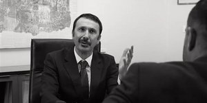 O Ρένος Χαραλαμπίδης σε ρόλο Γκόρτσου σε σποτάκι υποψηφίου βουλευτή
