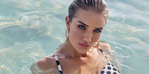 Η Ρόζι Χάντινγκτον Γουάιτλι με μπικίνι