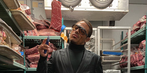 O Salt Bae κρατάει κομμάτι κρέας με μαχαίρι