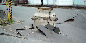 Σεισμός στην Ιαπωνία προκαλεί ρωγμές στο οδόστρωμα