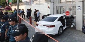 Εριξε το αυτοκίνητό του στις πύλες της αμερικανικής πρεσβείας στη Νότια Κορέα