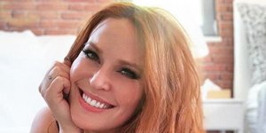 Η Σίσσυ Χρηστίδου χαμογελά