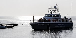 Σκάφος του λιμενικού στη θάλασσα