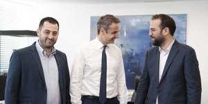 Ο Φάνης Σπανός (αριστερά) και Νεκτάριος Φαρμάκης (δεξιά) με τον πρόεδρο της ΝΔ Κυριάκο Μητσοτάκη