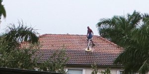 O Spiderman καθαρίζει κεραμίδια στην σκεπή σπιτιού στη Φλόριντα