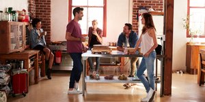 Φίλοι στέκονται όρθιοι στην κουζίνα και συνομιλούν