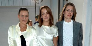 Η Στεφανί του Μονακό, η Πολίν Ντουκρουέ και η Σαρλότ Κασιράγκι με τον σκύλο τους στέκονται