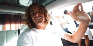 Ο Στέφανος Τσιτσιπάς παραλαμβάνει το πρώτο του αυτοκίνητο