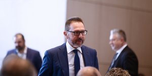 Στουρνάρας: Πρέπει να μειωθούν τα πρωτογενή πλεονάσματα