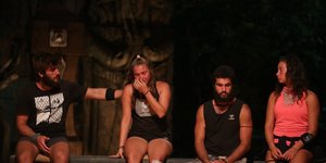 Η Σουντέ κλαίει στο συμβούλιο και συμπαίκτης την παρηγορεί