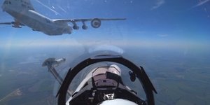 Ανεφοδιασμός στον αέρα για μαχητικό Sukhoi