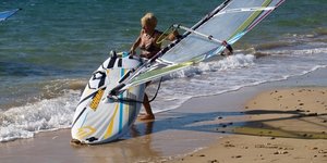 Η 81χρονη windsurfer Αναστασία Γερολυμάτου