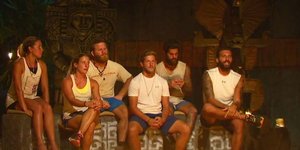 Παίκτες λευκής ομάδας στο Survivor κάθονται