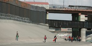 Συνορα Μεξικού και ΗΠΑ με μετανάστες να περπατούν