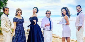 Οι ηθοποιοί της παράστασης «Ωνάσης: Τα θέλω Όλα» στην παραλία