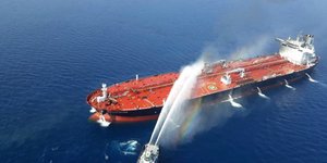 Τάνκερ στη θάλασσα καίγεται και σβήνουν την φωτιά