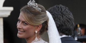 Η Τατιάνα Μπλάτνικ με το νυφικό της χαμογελά