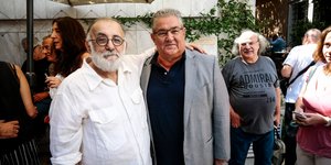 Ο Θάνος Μικρούτσικος αγκαλιά με τον Δημήτρη Κουτσούμπα