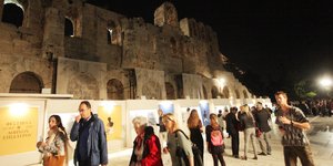 θεατες εξω απο το Ηρώδειο